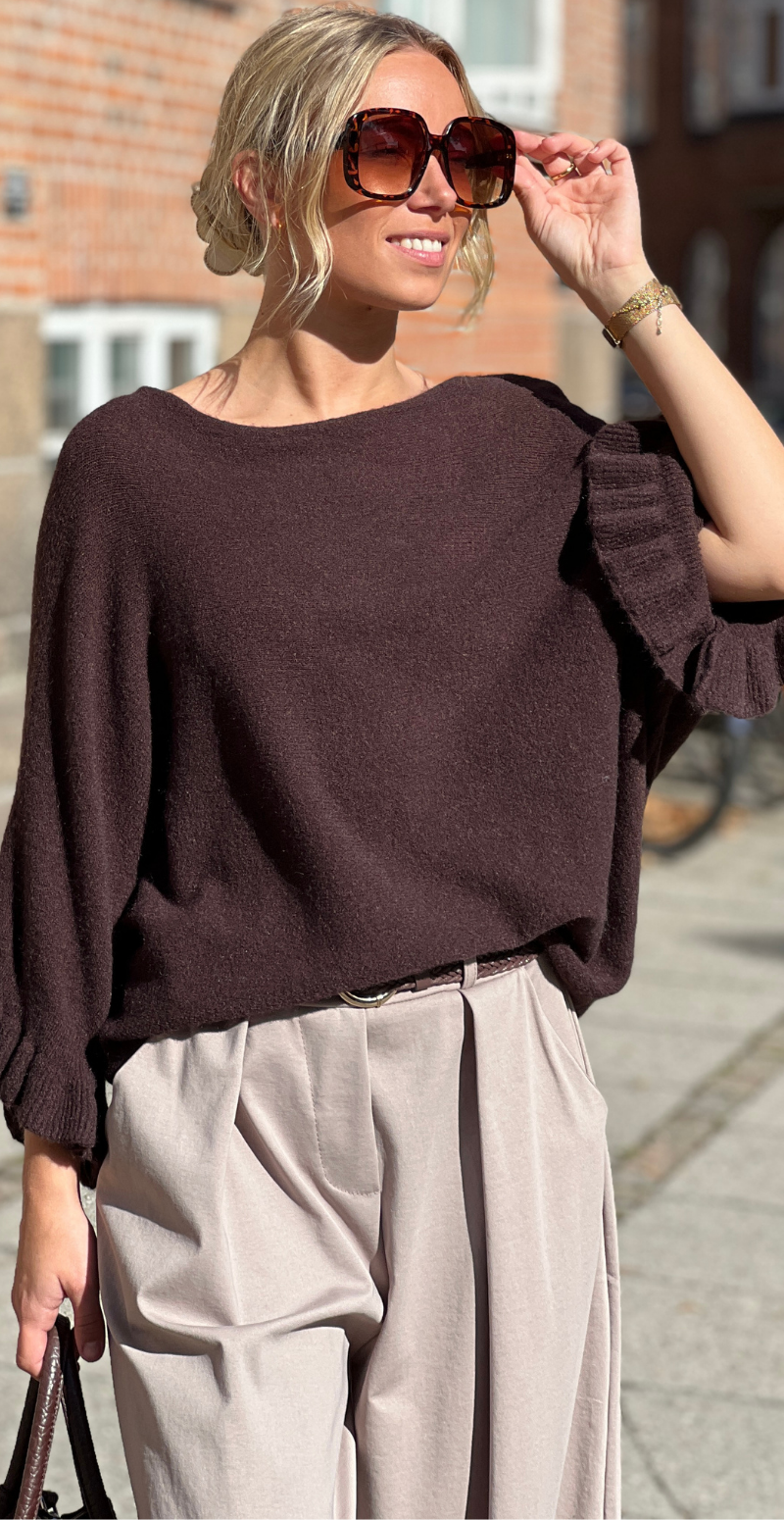Louise strikbluse i baby alpaca med flæsedetaljer og 3/4 ærmer brun LikeLondon