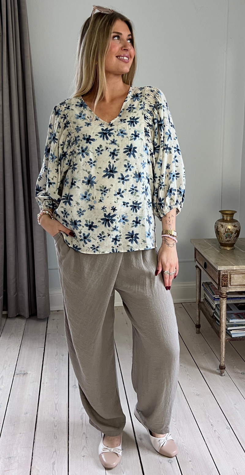 Jovi bluse med pufærmer og blomstermønster moonbeam w. vintage indigo Freequent