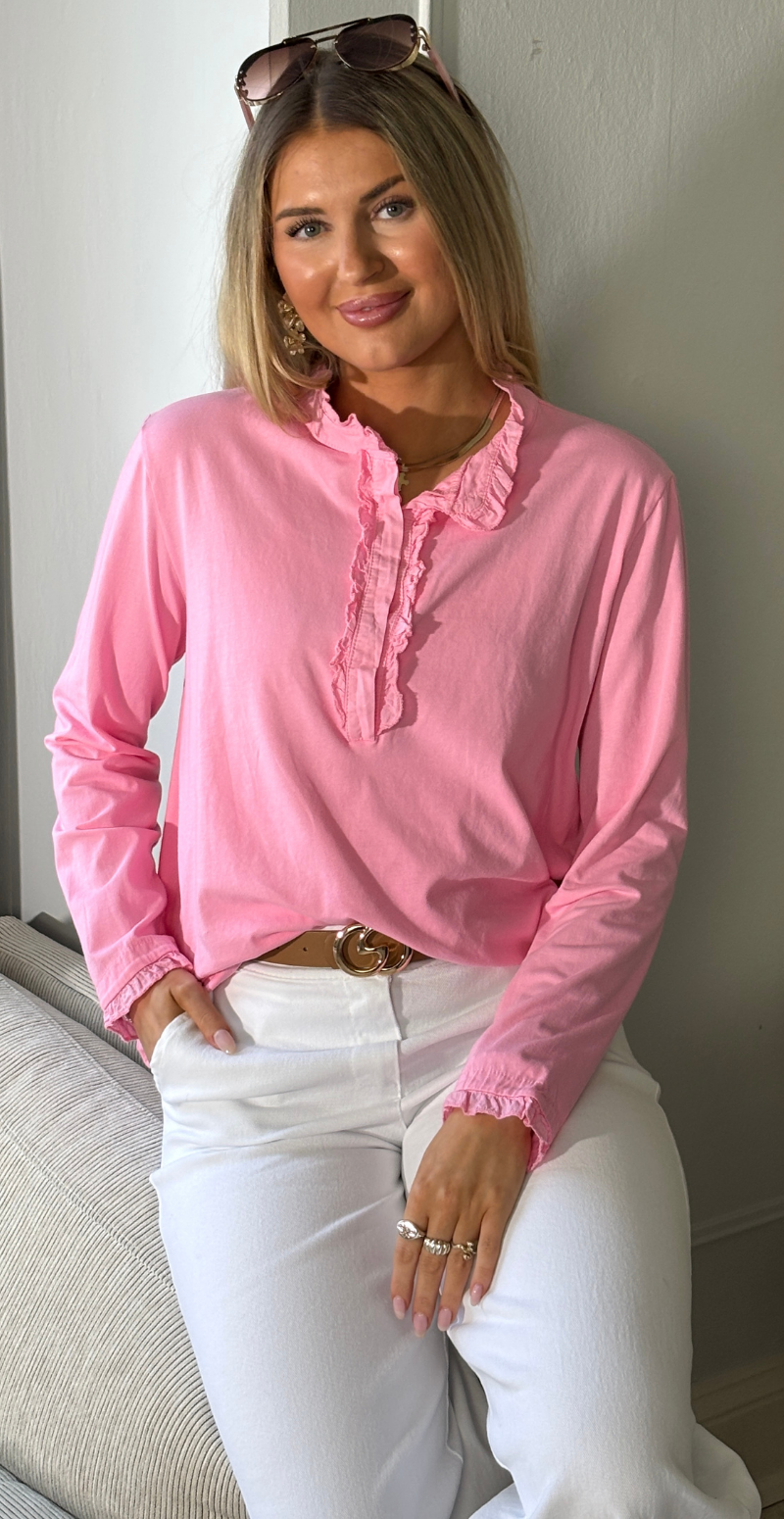 Alpha bluse med stolpelukning og flæsedetaljer pink LikeLondon