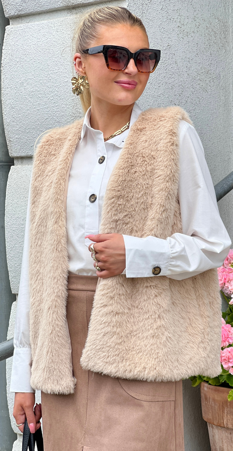 Angie fake fur vest med lommer beige