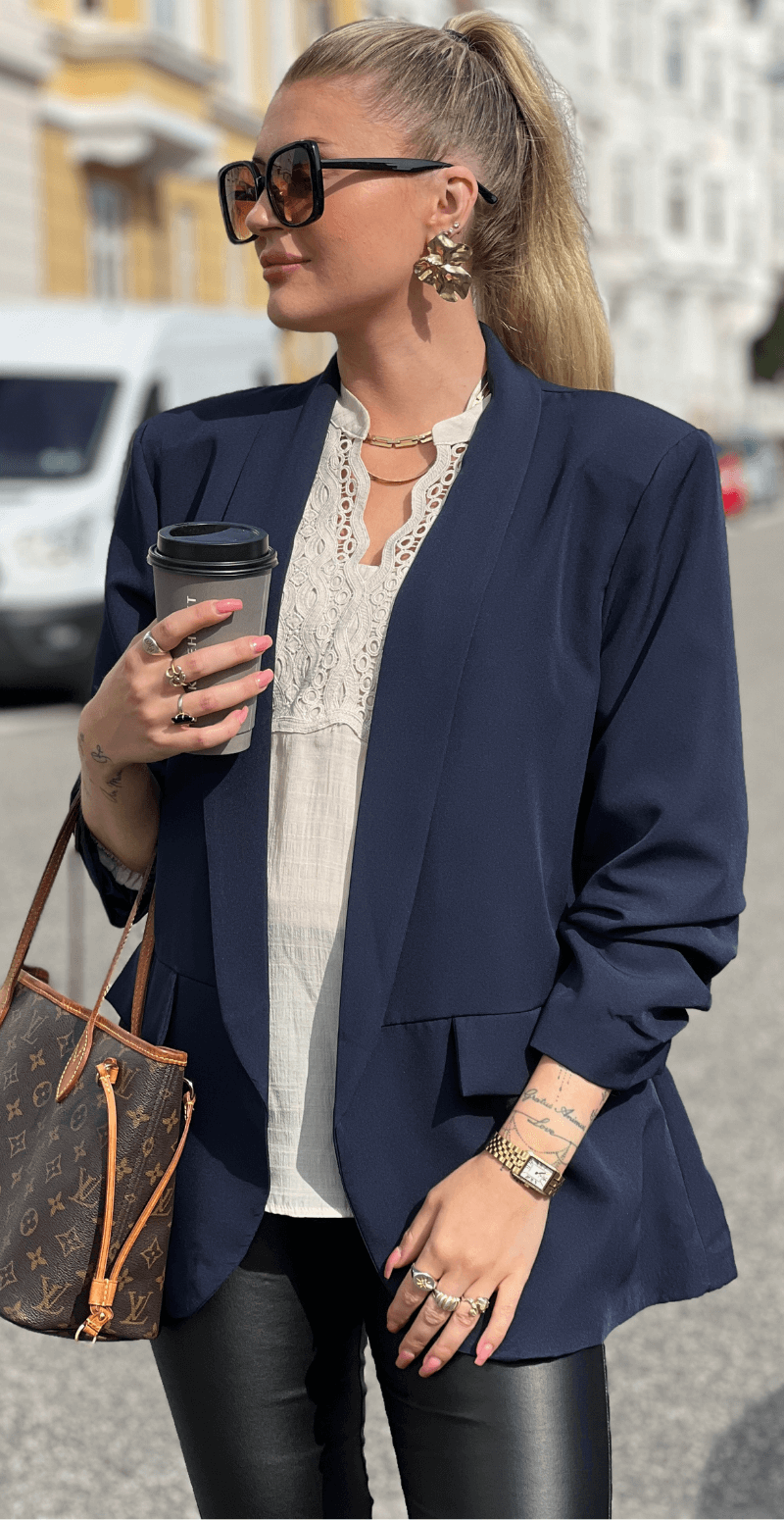 Sandy blazer med rynke effekt ved ærmet navy LikeLondon
