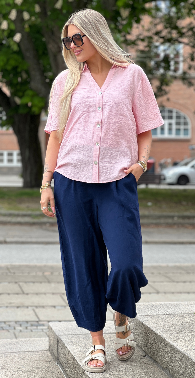 Forudbestil uge 25 Alana bukser med skrålommer og barrel-fit navy LikeLondon