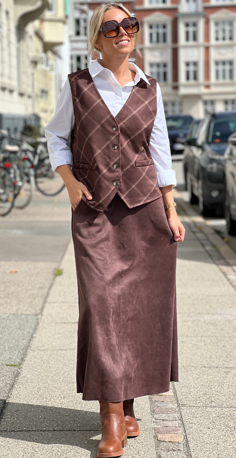 Marley ternet vest knapper fortil og v-hals dark brown LikeLondon