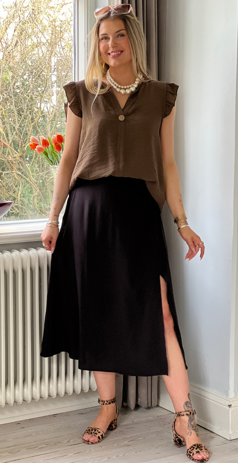 Lotus bluse med flæse detaljer brun LikeLondon