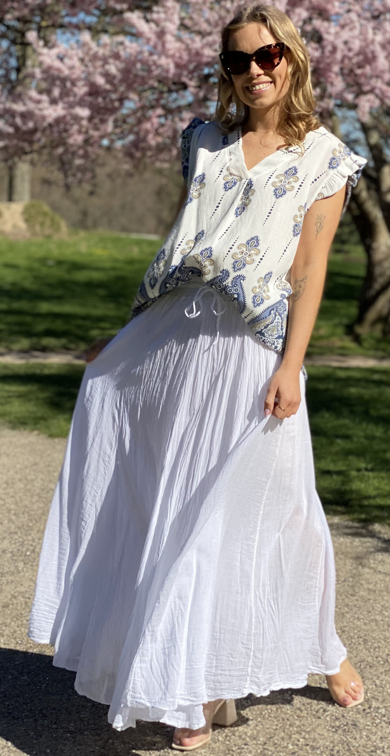 Vita bluse med flæsedetaljer og v-hals navy LikeLondon