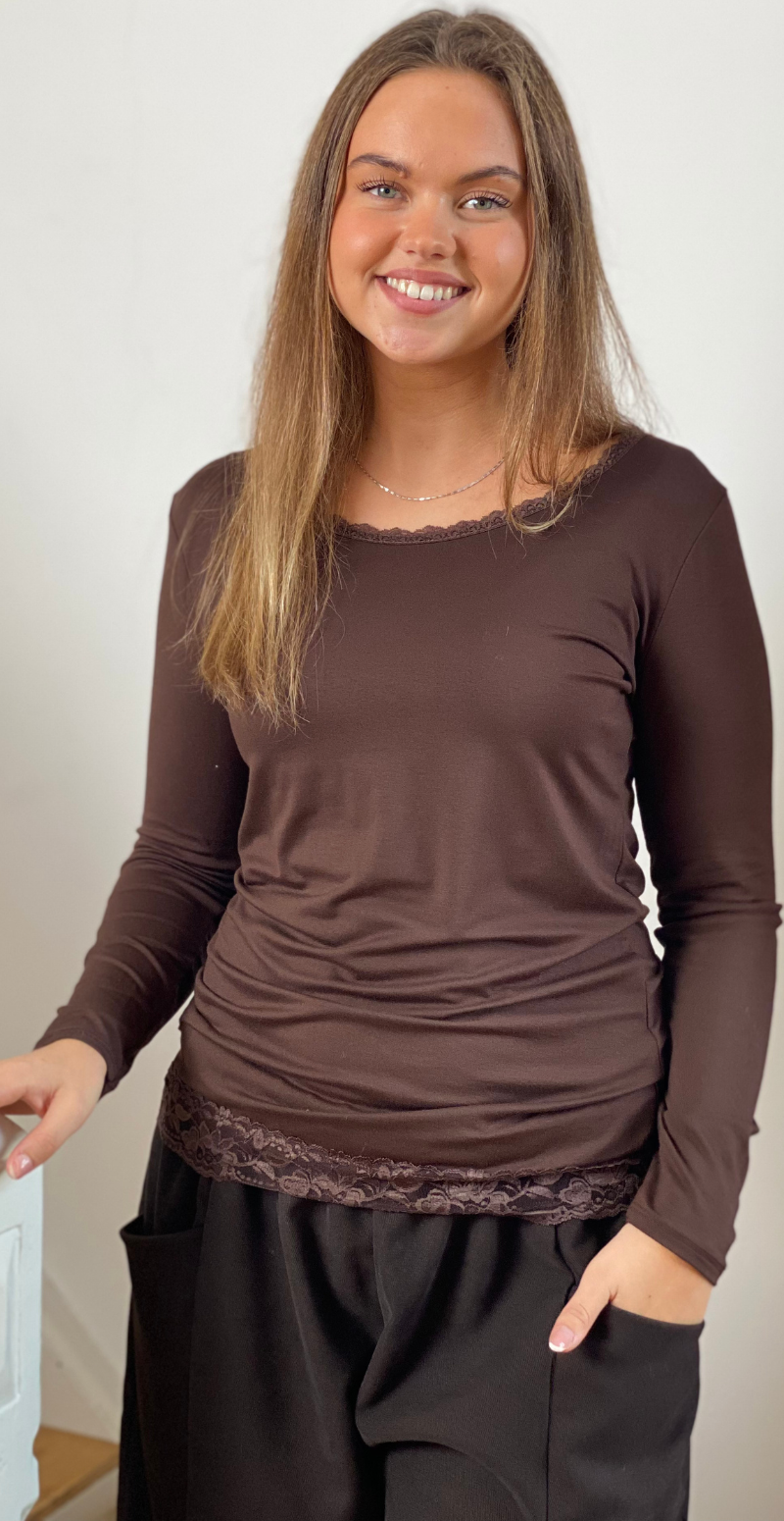Dax bluse med lange ærmer og blondekant brun LikeLondon