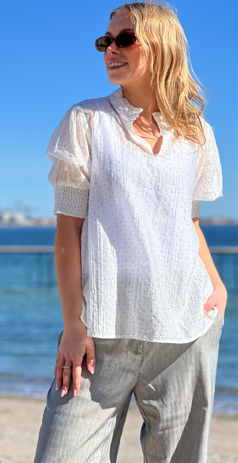 Flory bluse med smock på ærmerne og prikker brilliant white w. silver Freequent