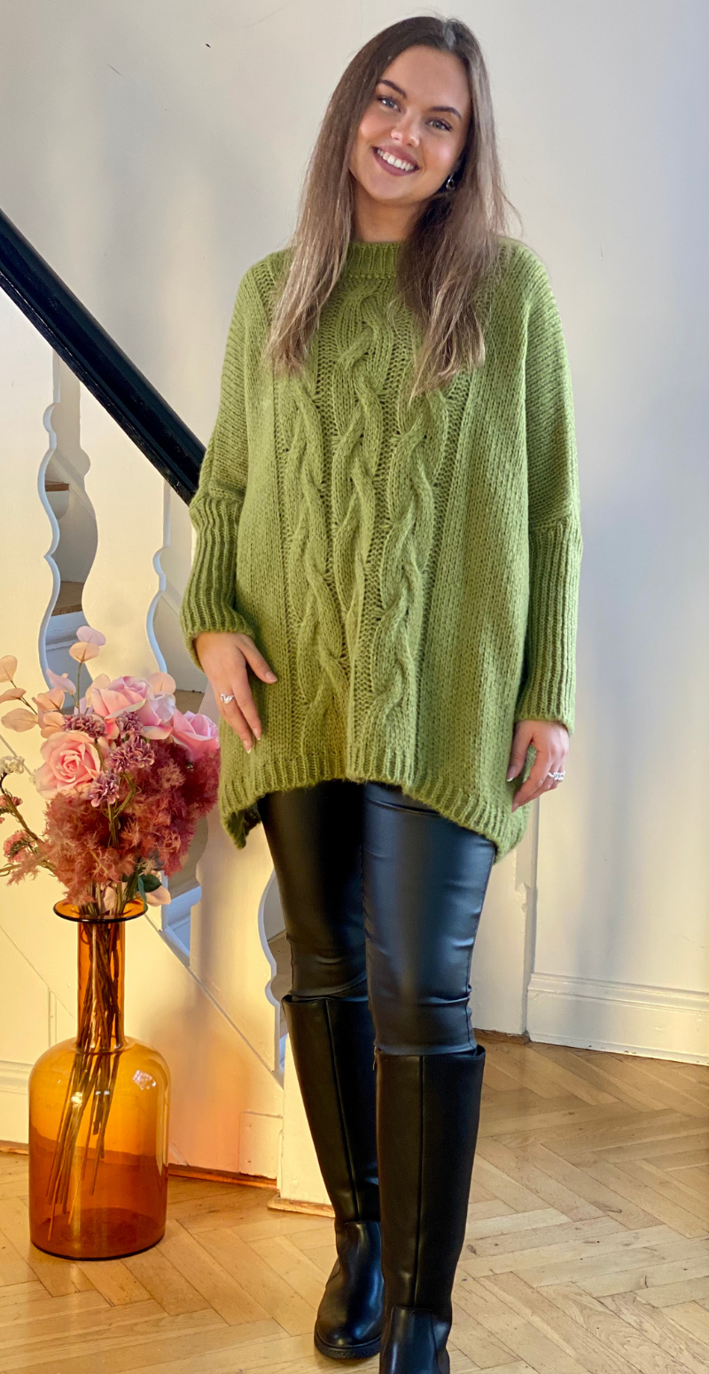 Daphne strik med kabelmønster og ribærme olive LikeLondon