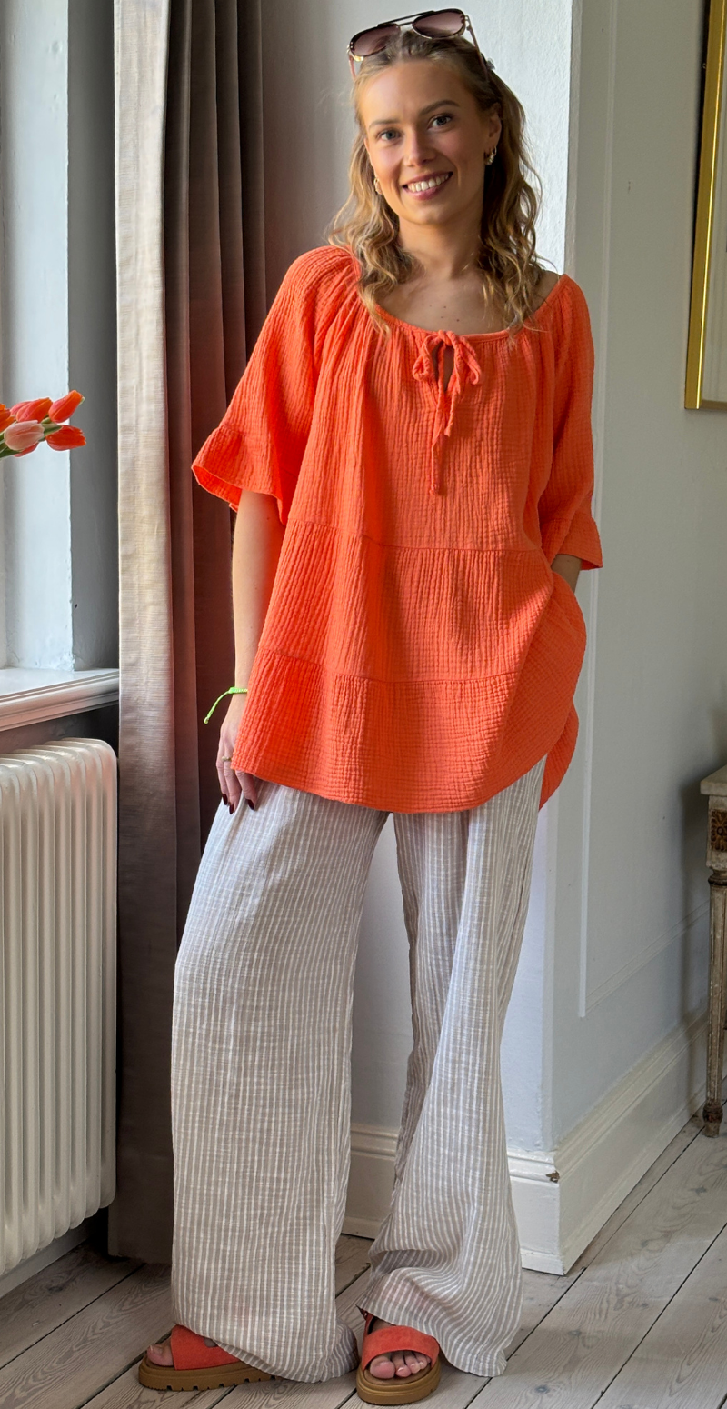 Marilyn bluse med bred halsudskæring og bindebånd orange LikeLondon