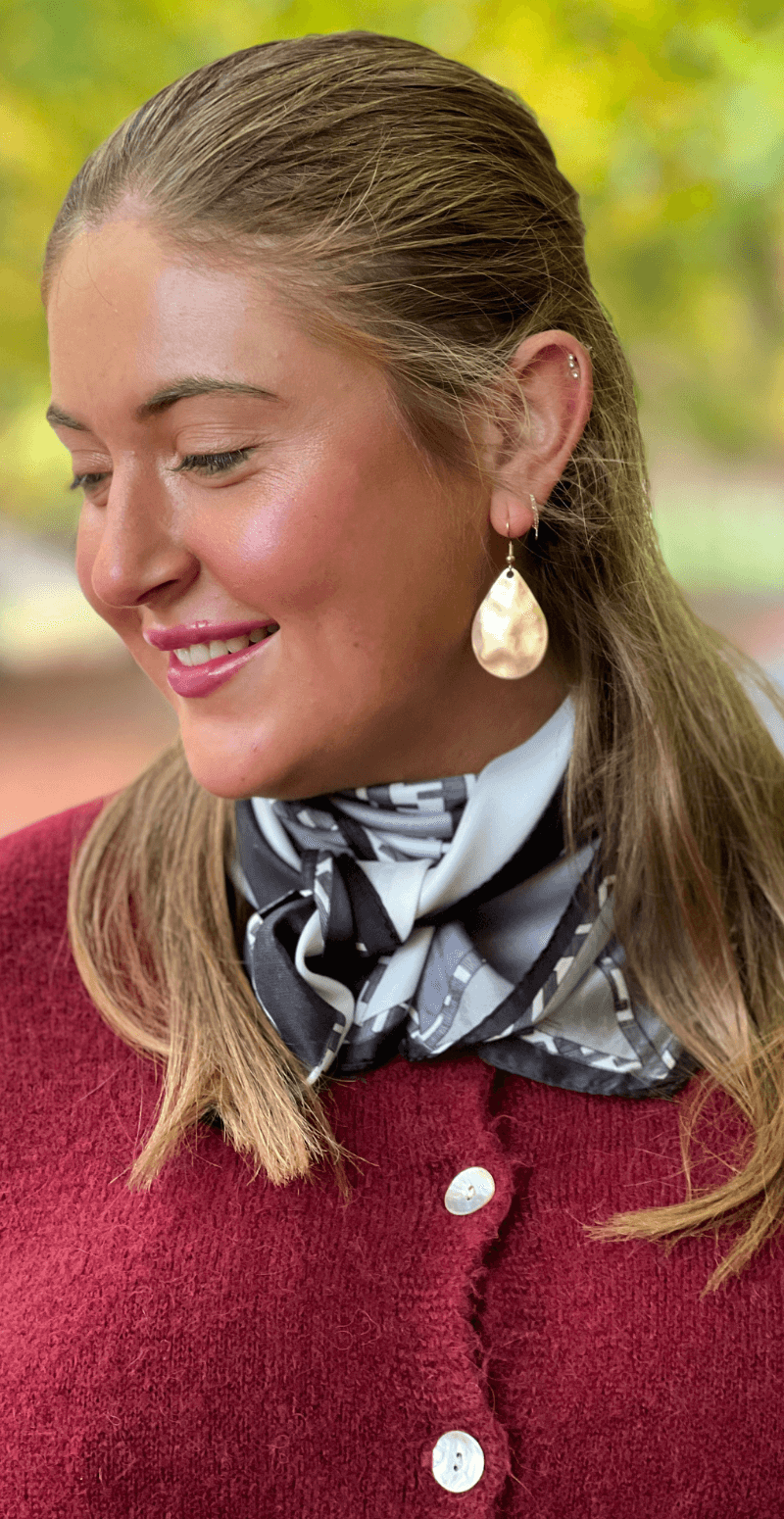 Silketørklæde med grafisk mønster sort LikeLondon