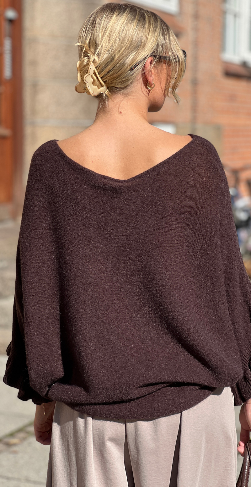 Louise strikbluse i baby alpaca med flæsedetaljer og 3/4 ærmer brun LikeLondon