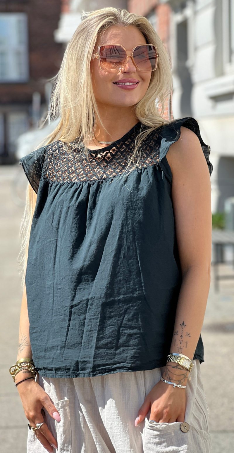 Pixie bluse med blonde og flæseærmer sort LikeLondon