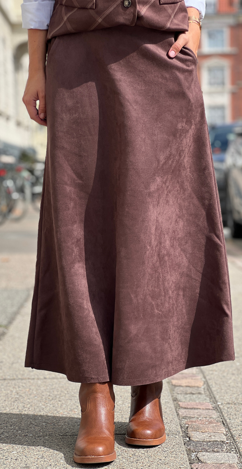 Bitten lang ensfarvet nederdel med lommer i ruskind dark brown LikeLondon