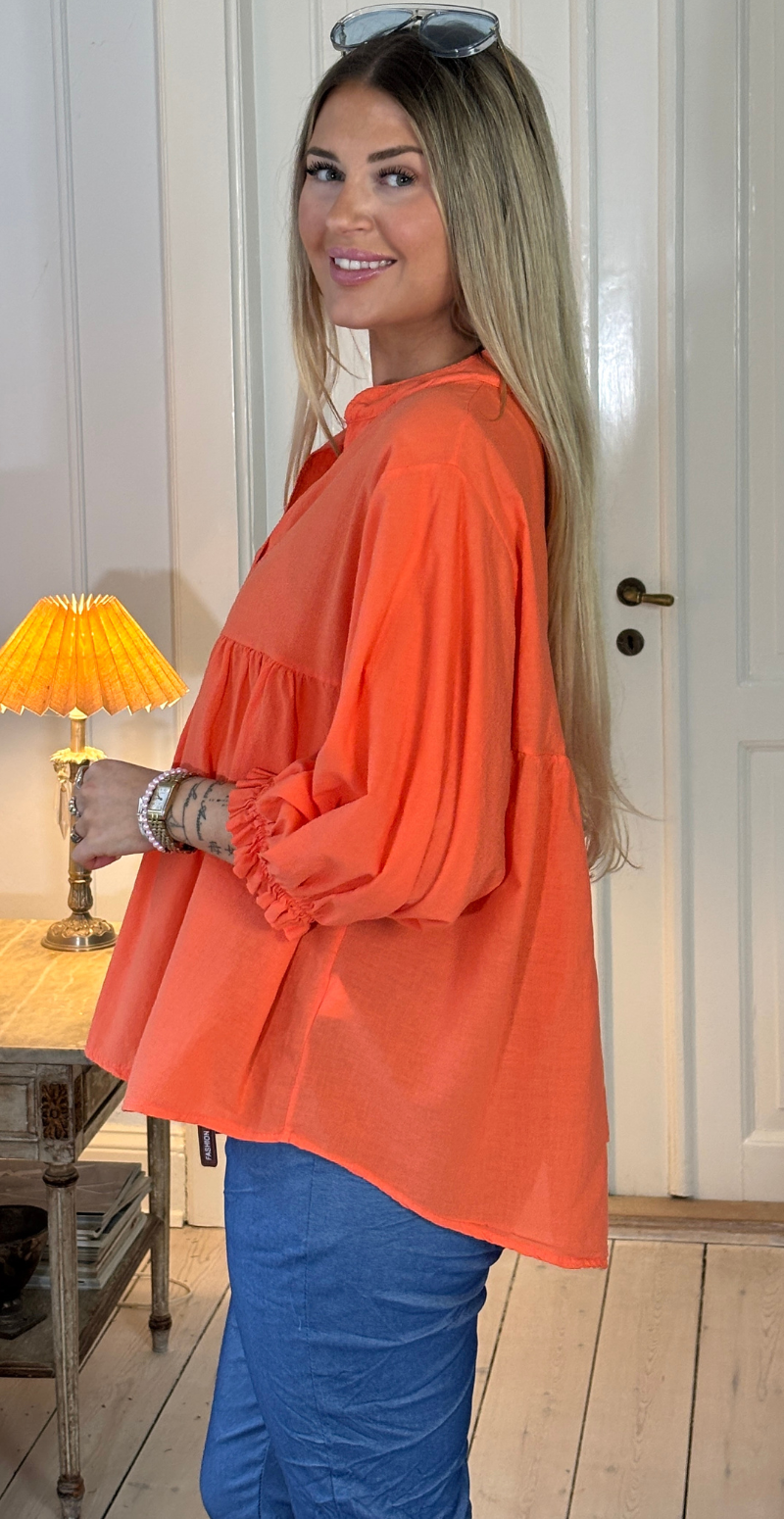 Francie bluse med knapper og ballonærmer orange LikeLondon