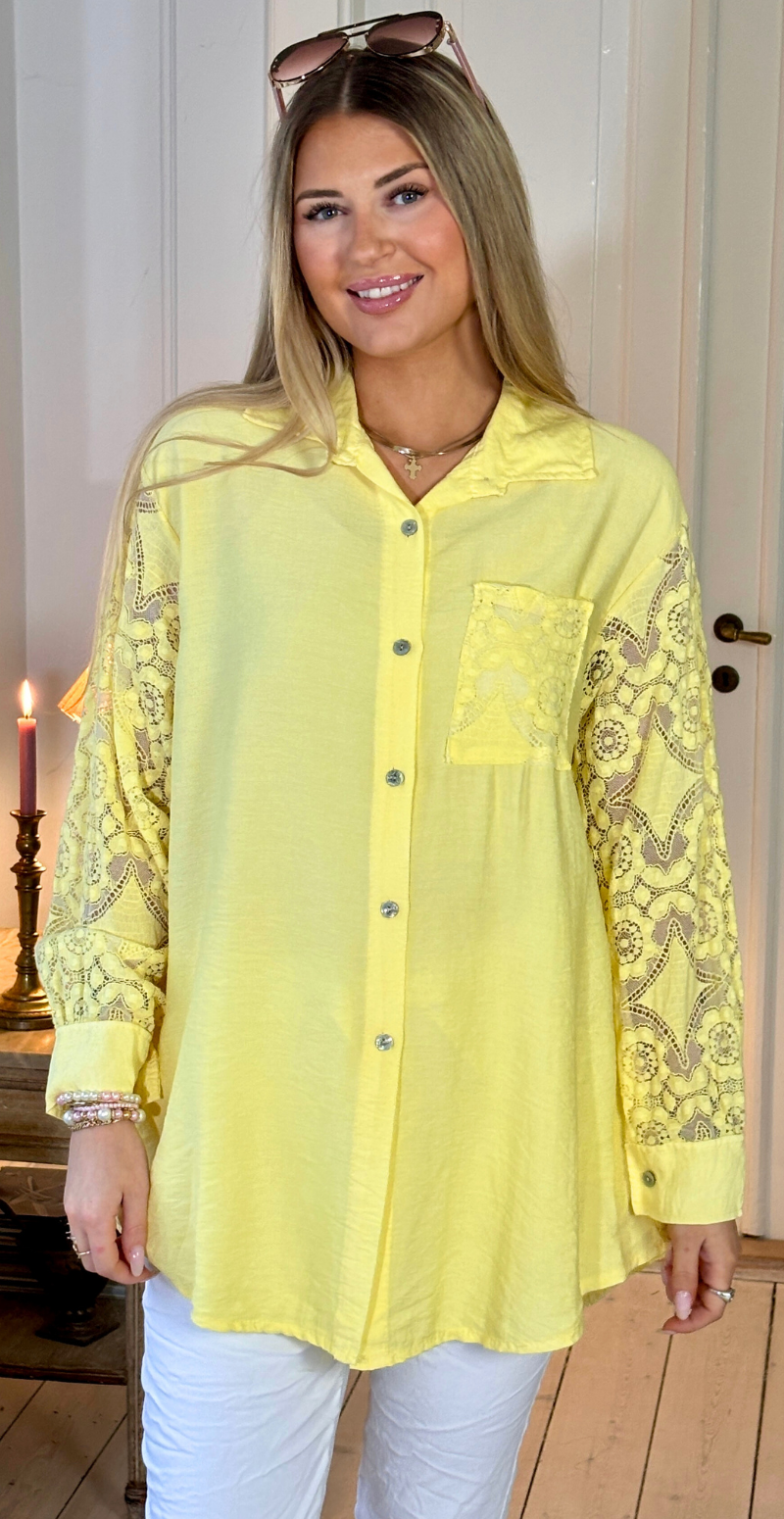 Simma skjorte med blondeærmer og lomme gul LikeLondon