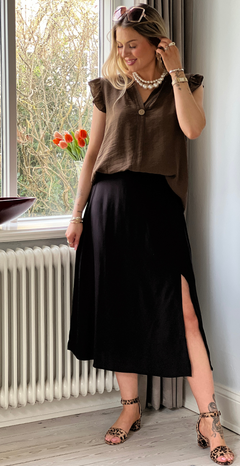 Lotus bluse med flæse detaljer brun LikeLondon