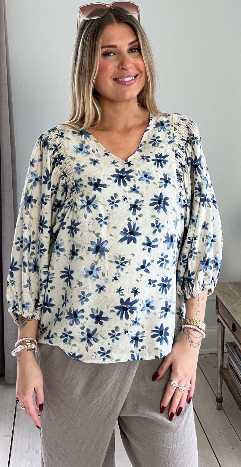 Jovi bluse med pufærmer og blomstermønster moonbeam w. vintage indigo Freequent