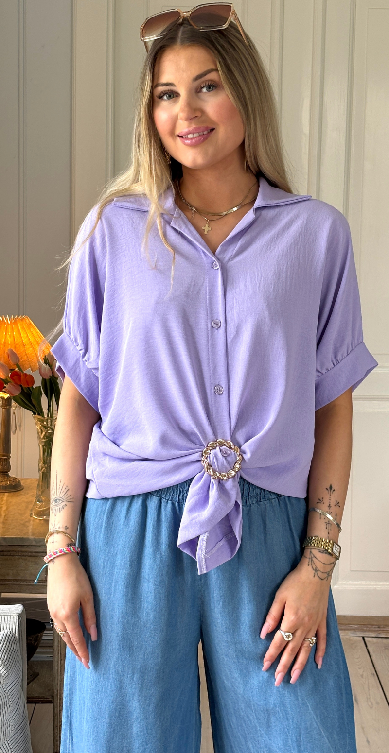Barbara kortærmet skjortebluse med knudedetalje og spænde lilla LikeLondon