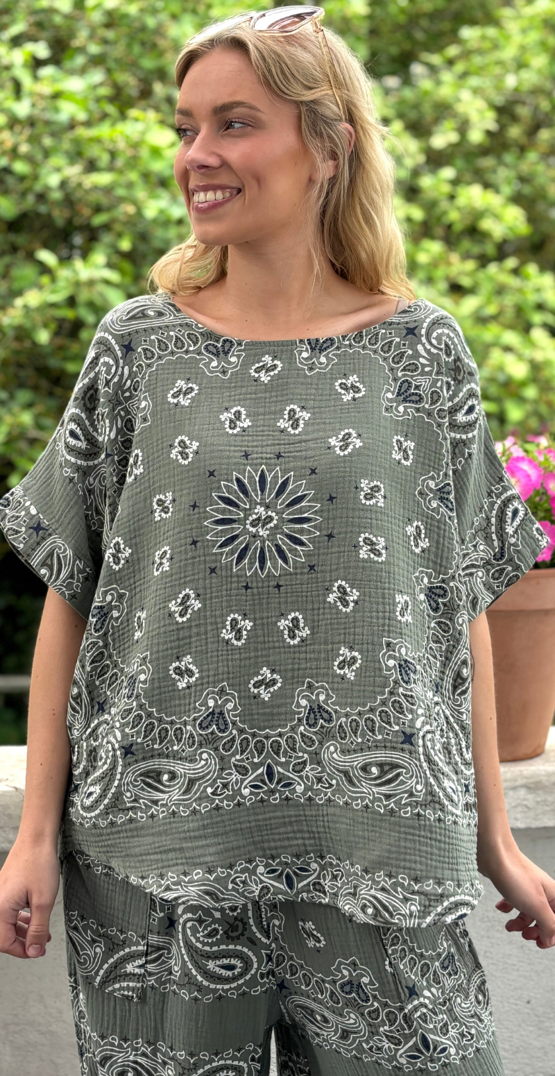 Bree sæt med bukser og bluse i musselin med paisley print khaki LikeLondon