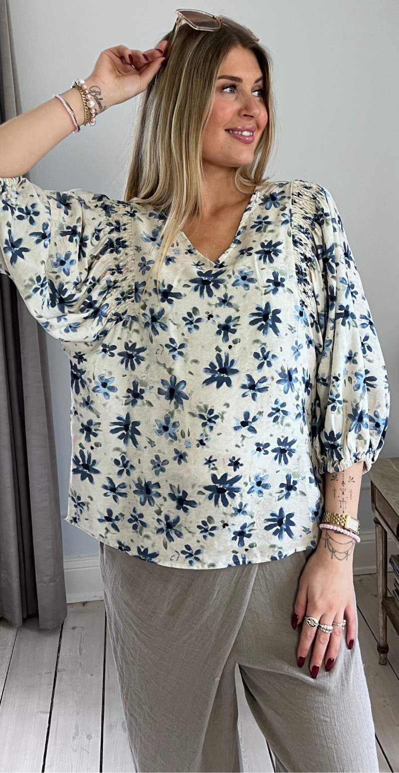 Jovi bluse med pufærmer og blomstermønster moonbeam w. vintage indigo Freequent