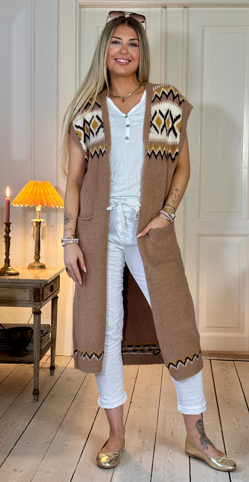 Fjola ærmeløs uldcardigan med mønster camel LikeLondon