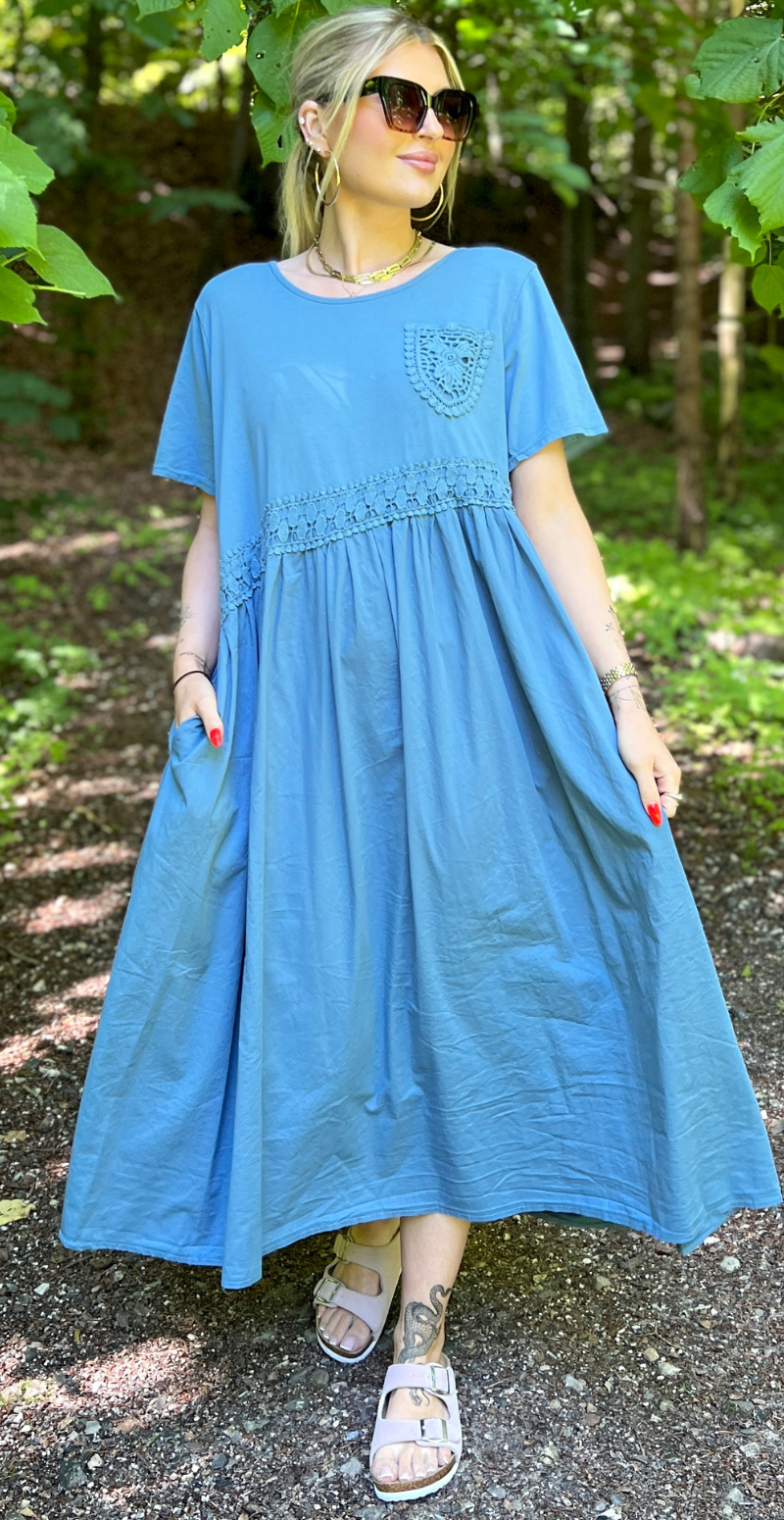 Lola lang kjole med hæklet lomme denim LikeLondon