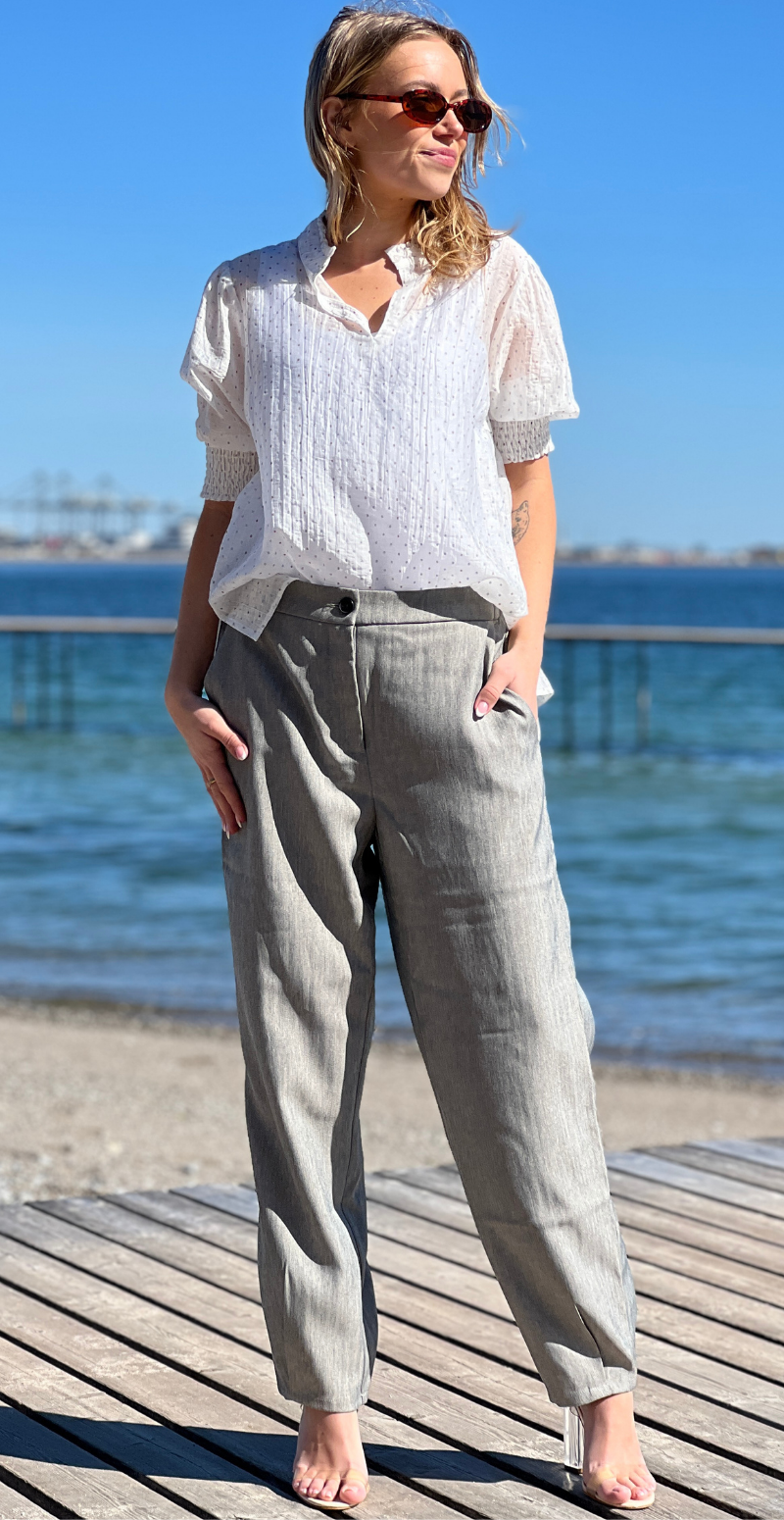 Flory bluse med smock på ærmerne og prikker brilliant white w. silver Freequent