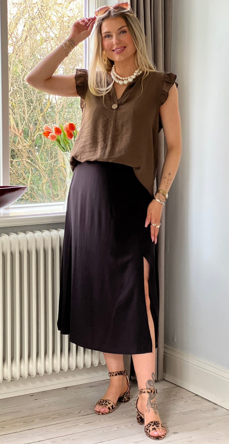 Lotus bluse med flæse detaljer brun LikeLondon