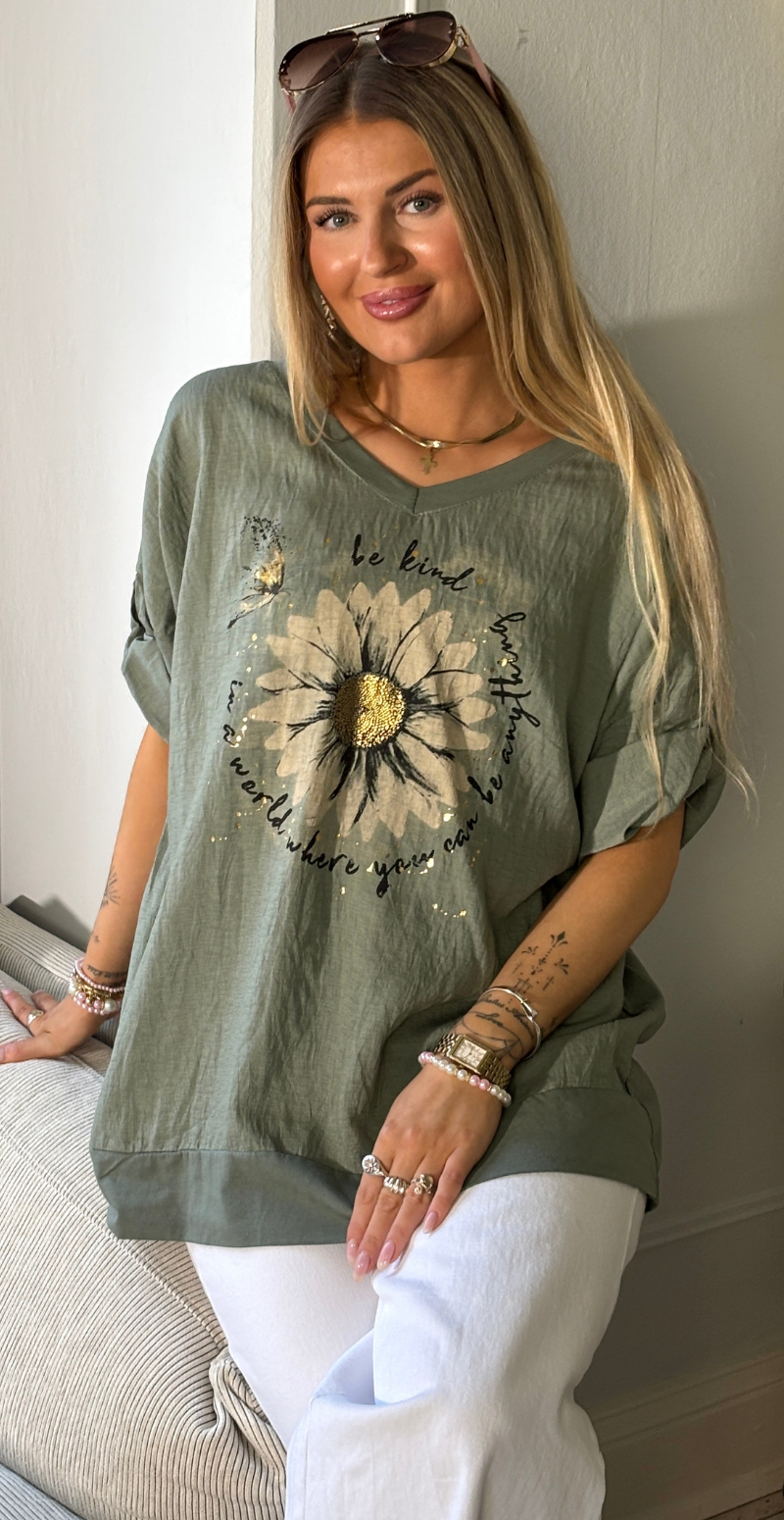 Forudbestil uge 8 Isola bluse med korte ærmer og marguerit blomst khaki LikeLondon