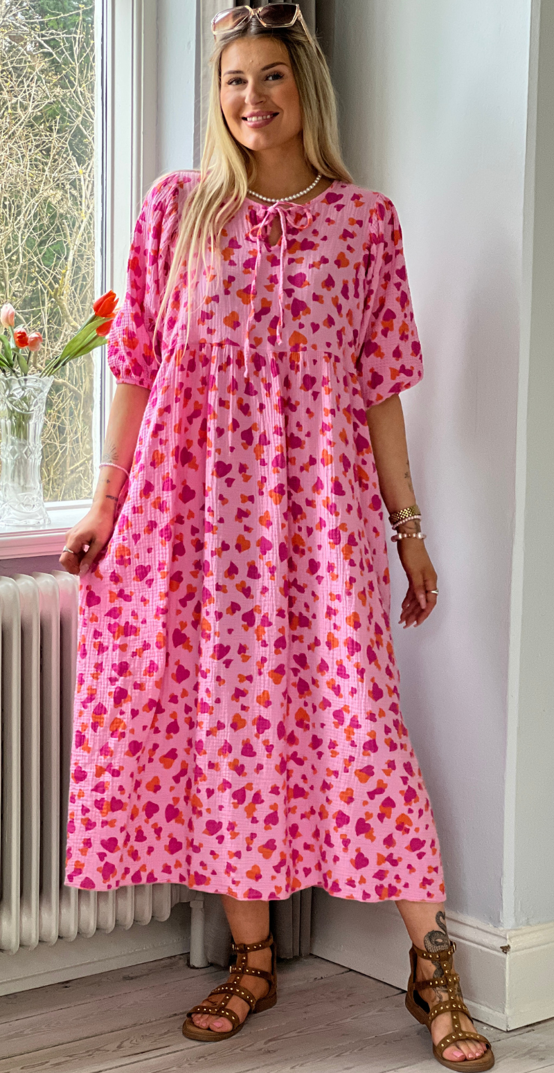 Pauline kjole i musselin double hearts LikeLondon