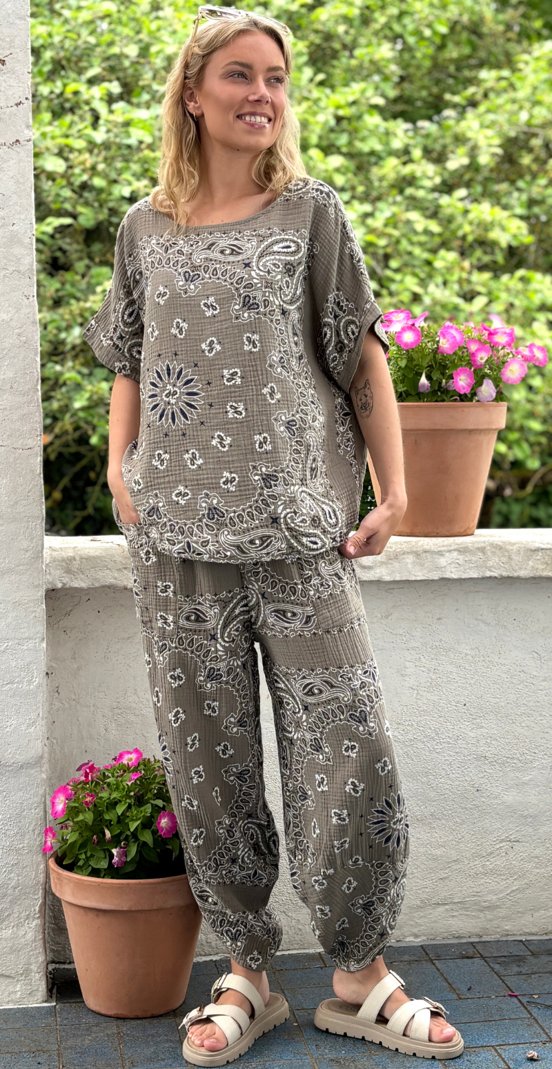 Bree sæt med bukser og bluse i musselin med paisley print fango LikeLondon
