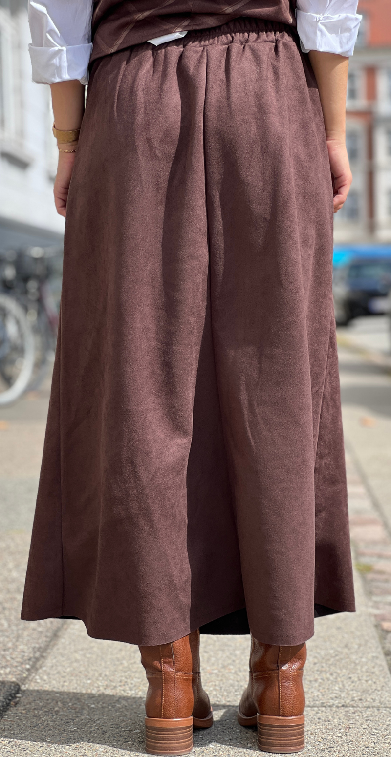 Bitten lang ensfarvet nederdel med lommer i ruskind dark brown LikeLondon