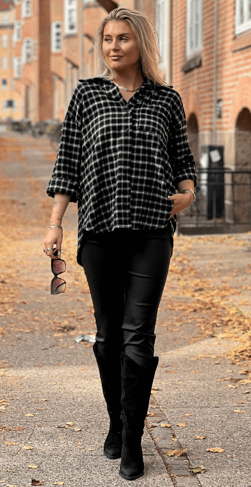 Gina ternet skjorte med brystlomme sort LikeLondon