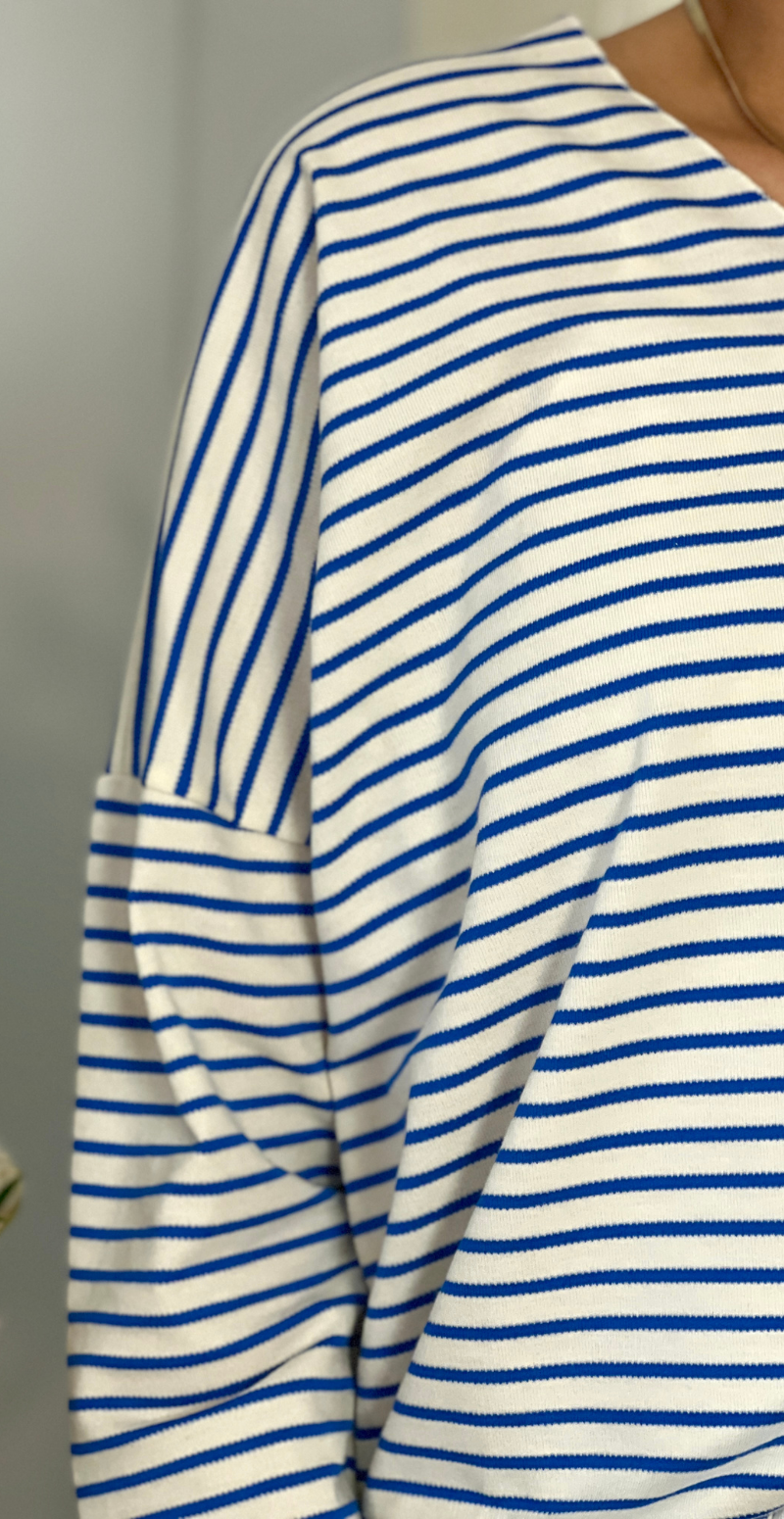 Forudbestil uge 7 Evita bluse med v-hals og striber royal blue LikeLondon