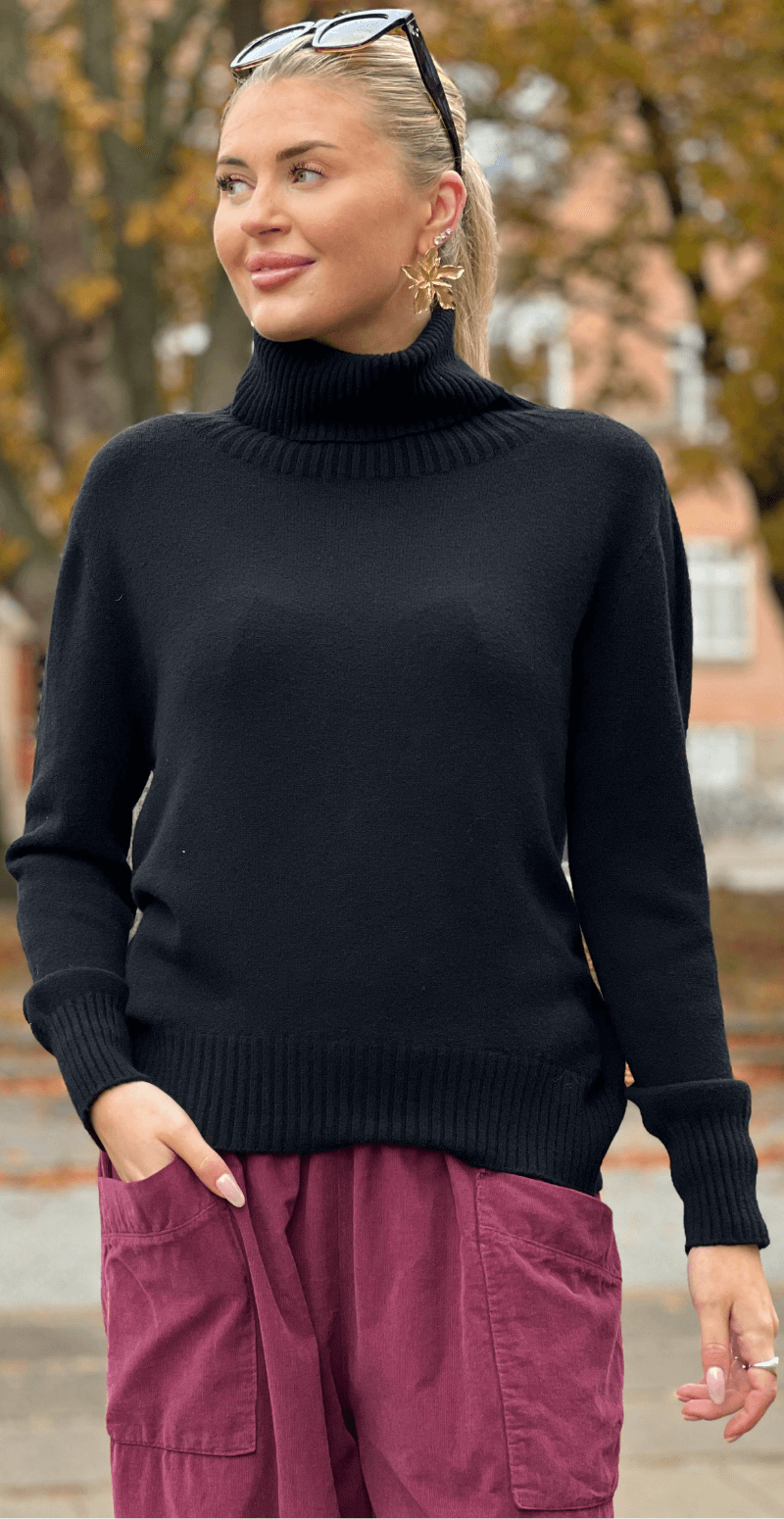 Abelone strik med rullekrave sort LikeLondon