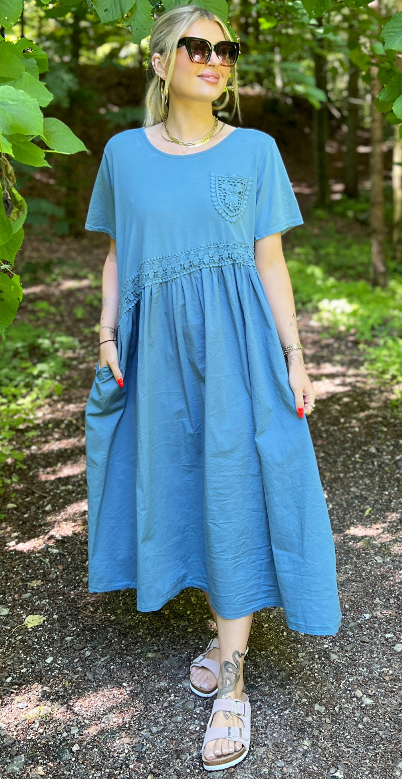 Lola lang kjole med hæklet lomme denim LikeLondon