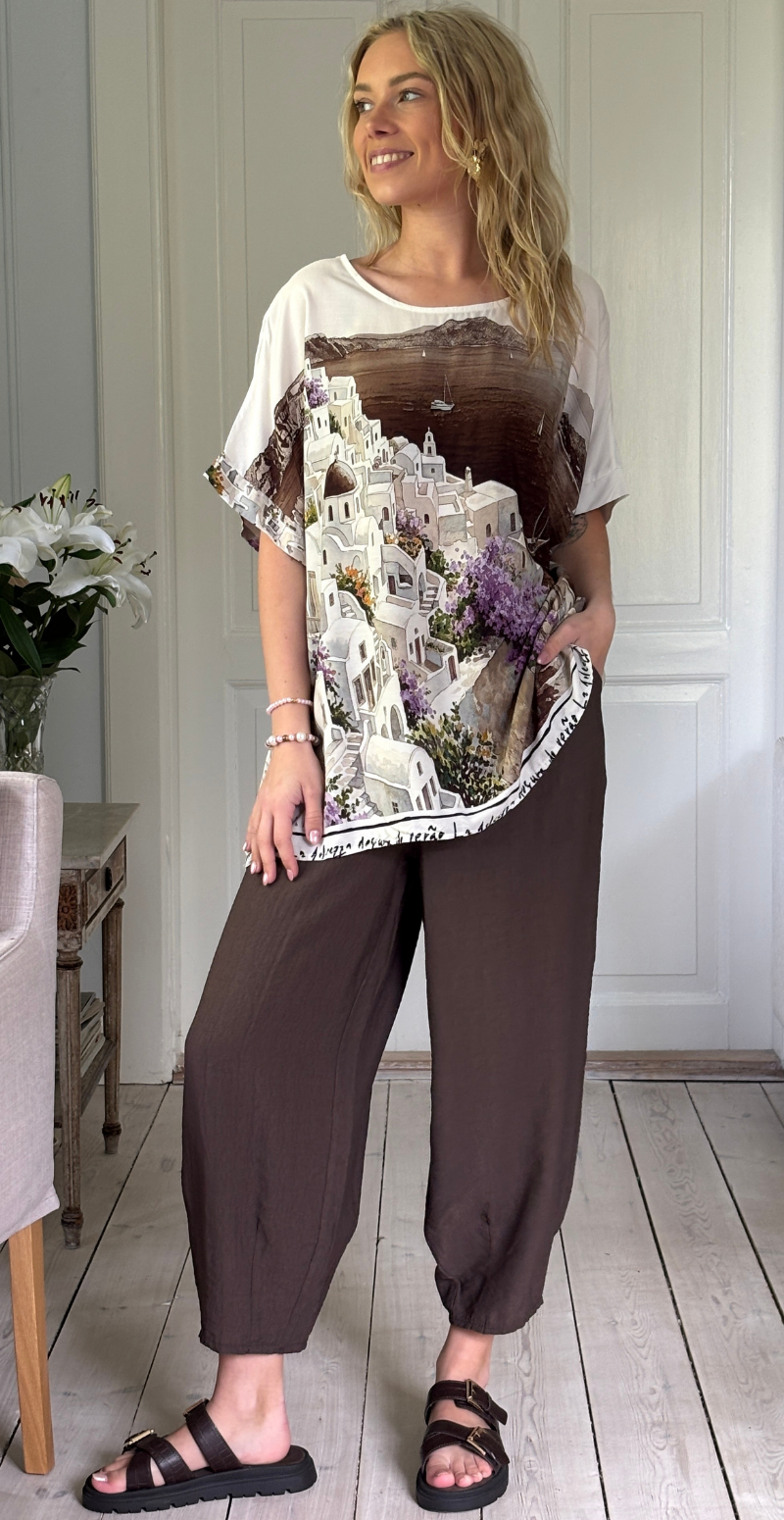 Brianna bluse med kort ærme og print af huse brun LikeLondon