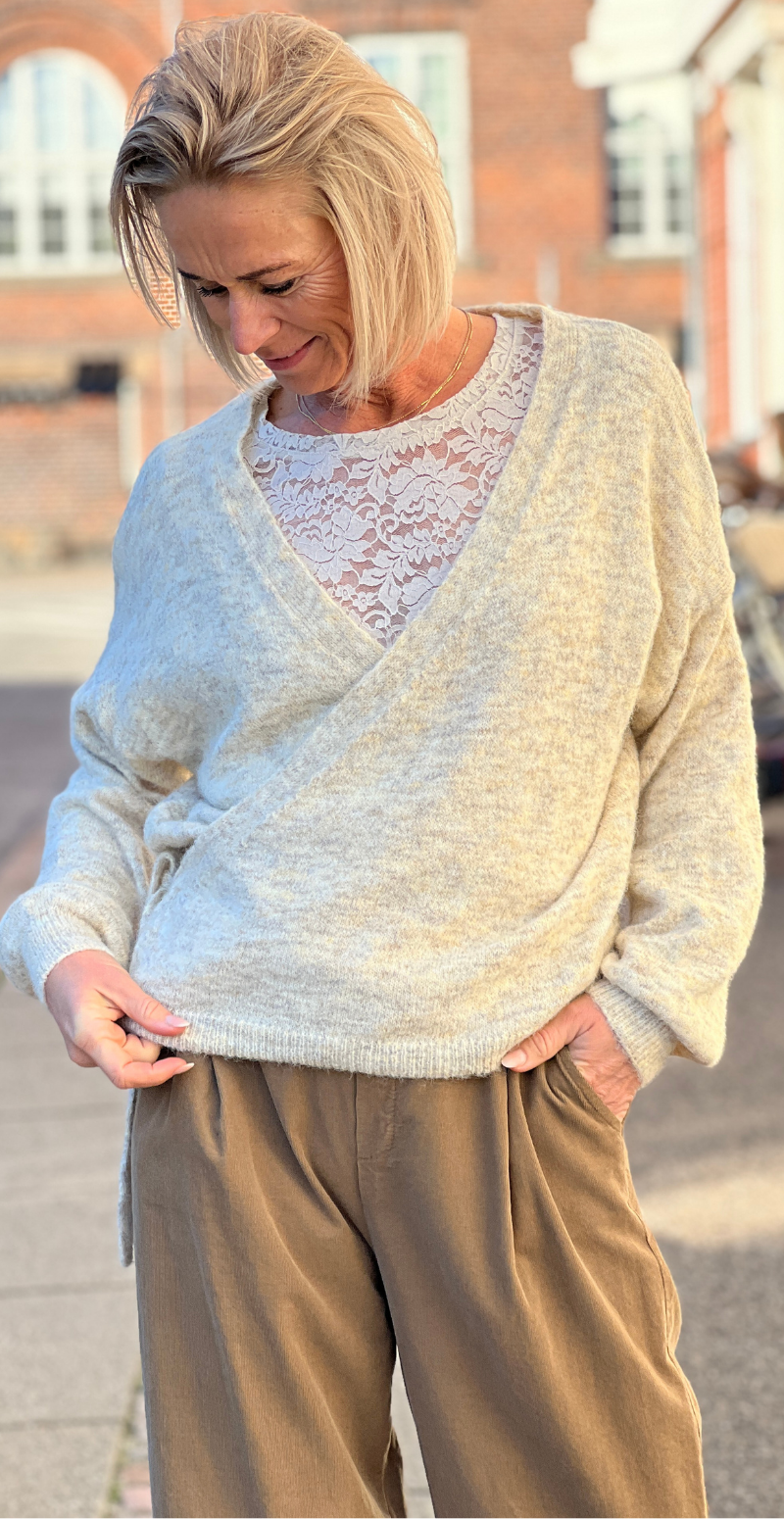 Ane cardigan i uld med slå om detalje beige LikeLondon