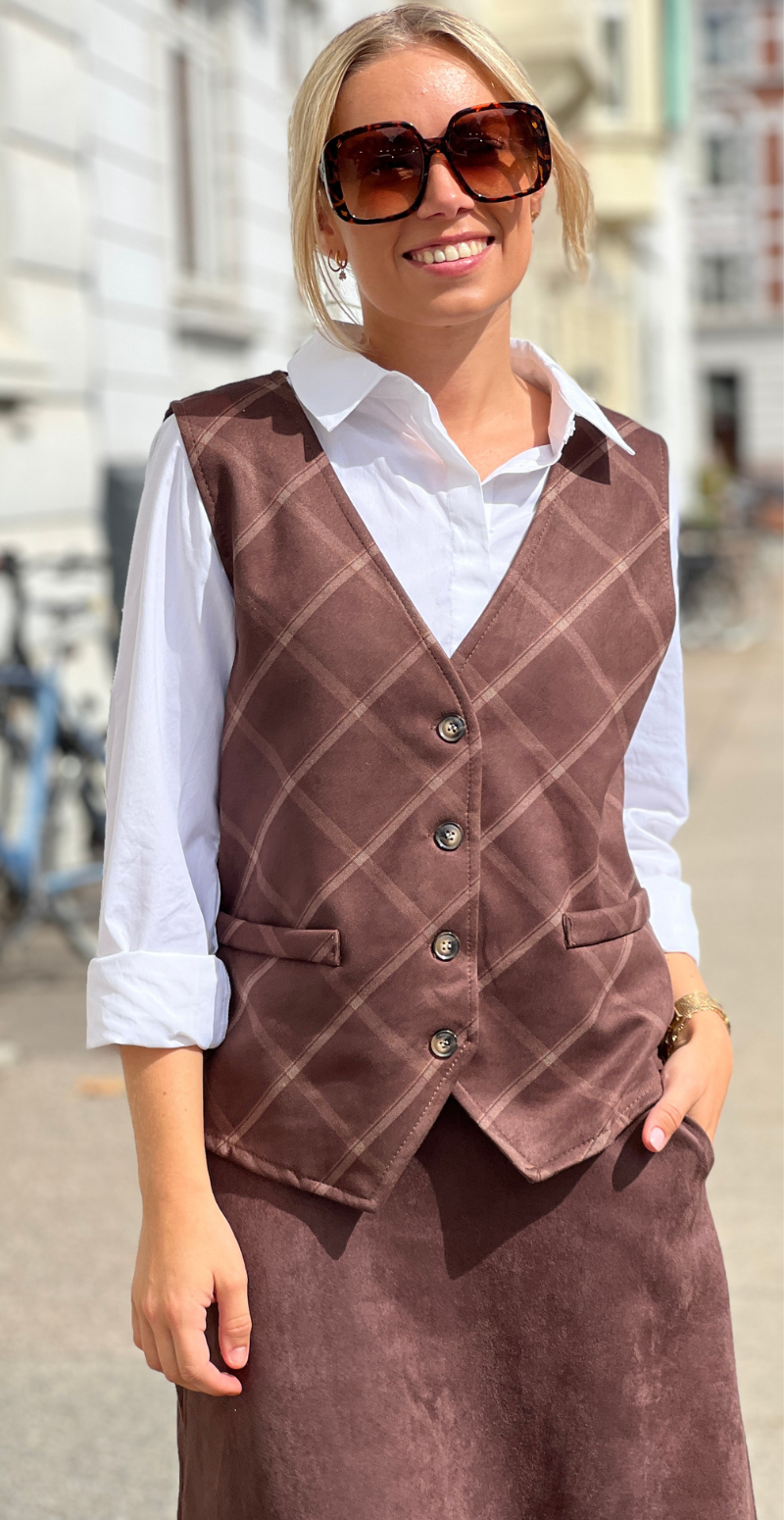 Marley ternet vest knapper fortil og v-hals dark brown LikeLondon
