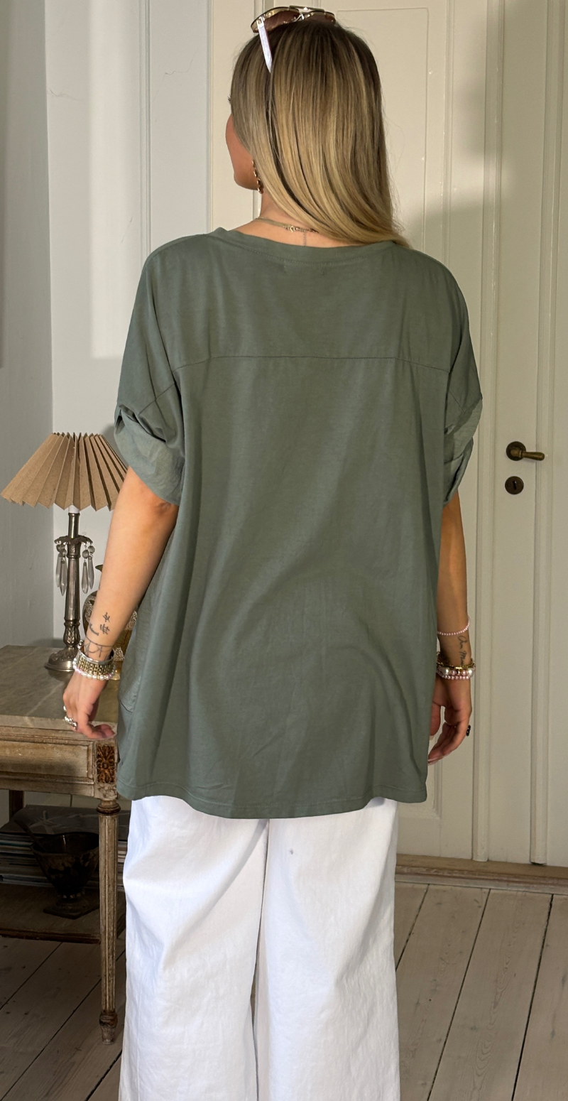 Isola bluse med korte ærmer og marguerit blomst khaki LikeLondon