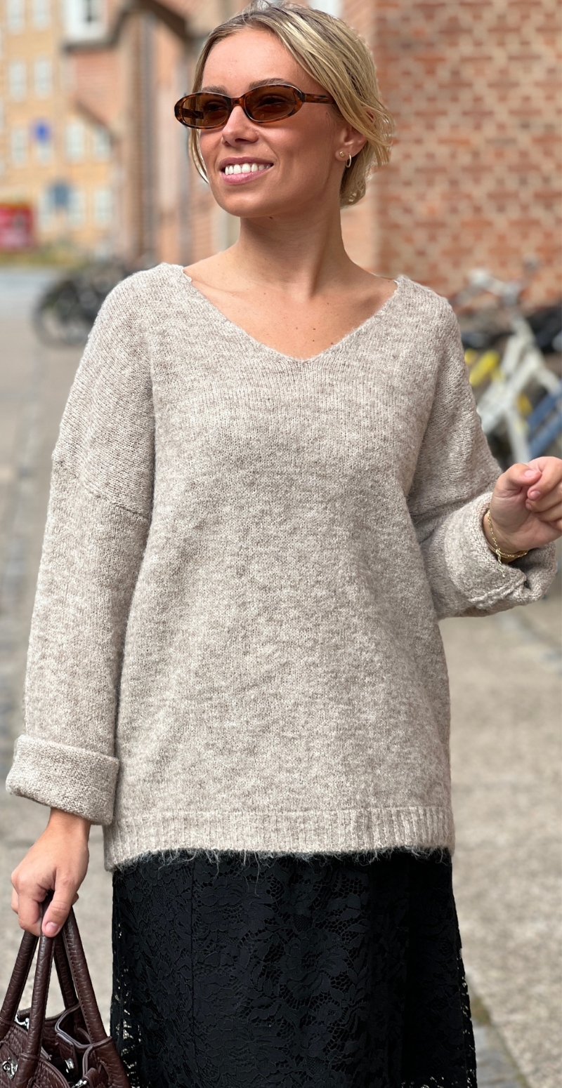 Sonja strik i uld med lange ærmer og v-hals beige LikeLondon