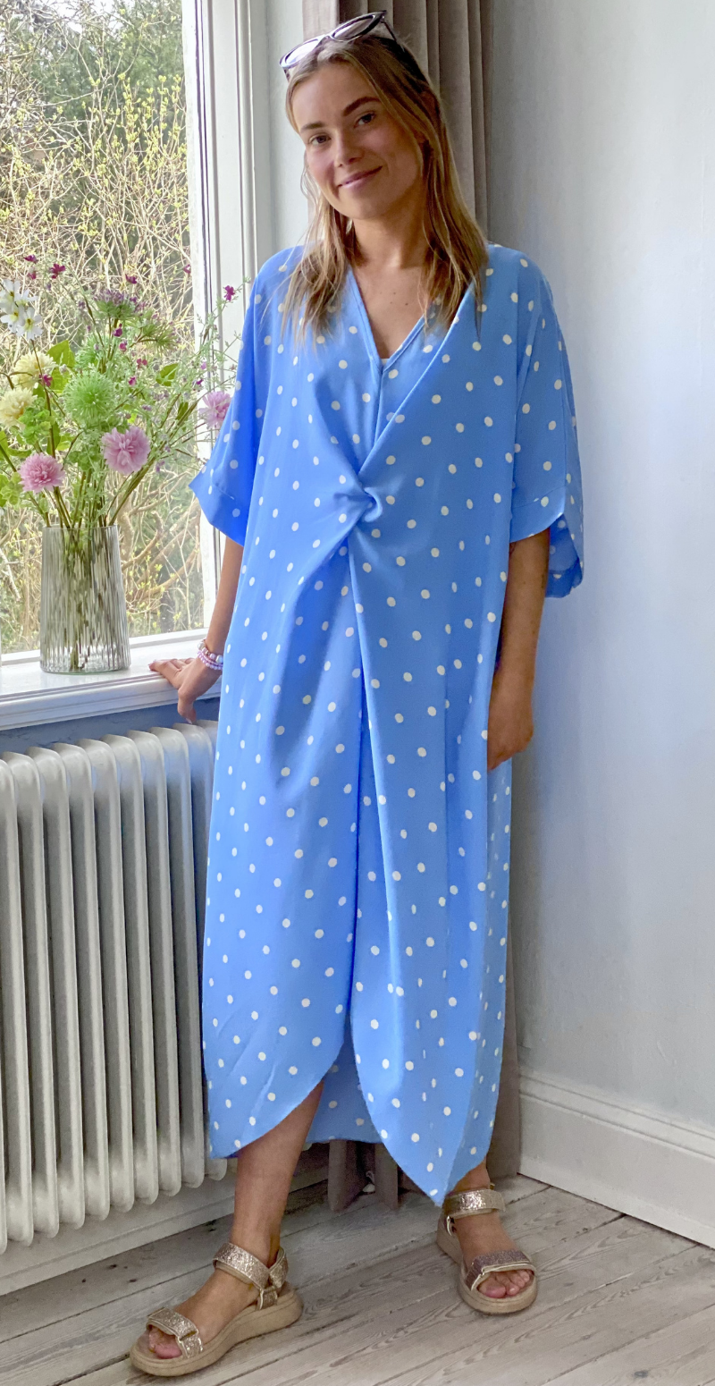 Annie kjole med knudedetalje og polkaprikker blå LikeLondon