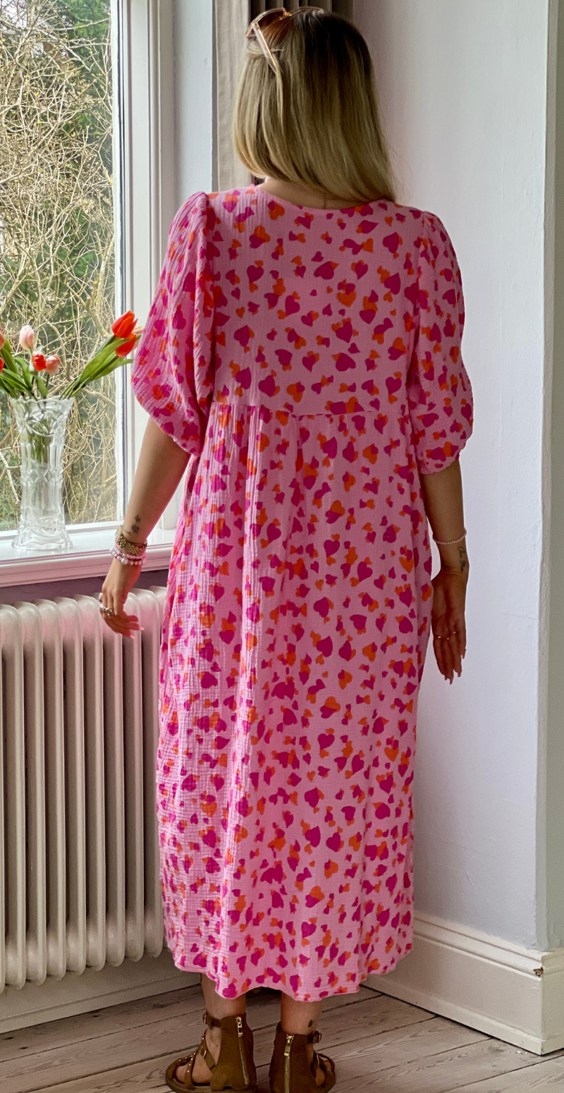 Pauline kjole i musselin double hearts LikeLondon