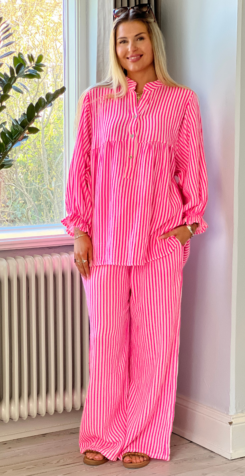 Zelina stribet bluse i musselin med vidde og ballonærmer fuxia LikeLondon