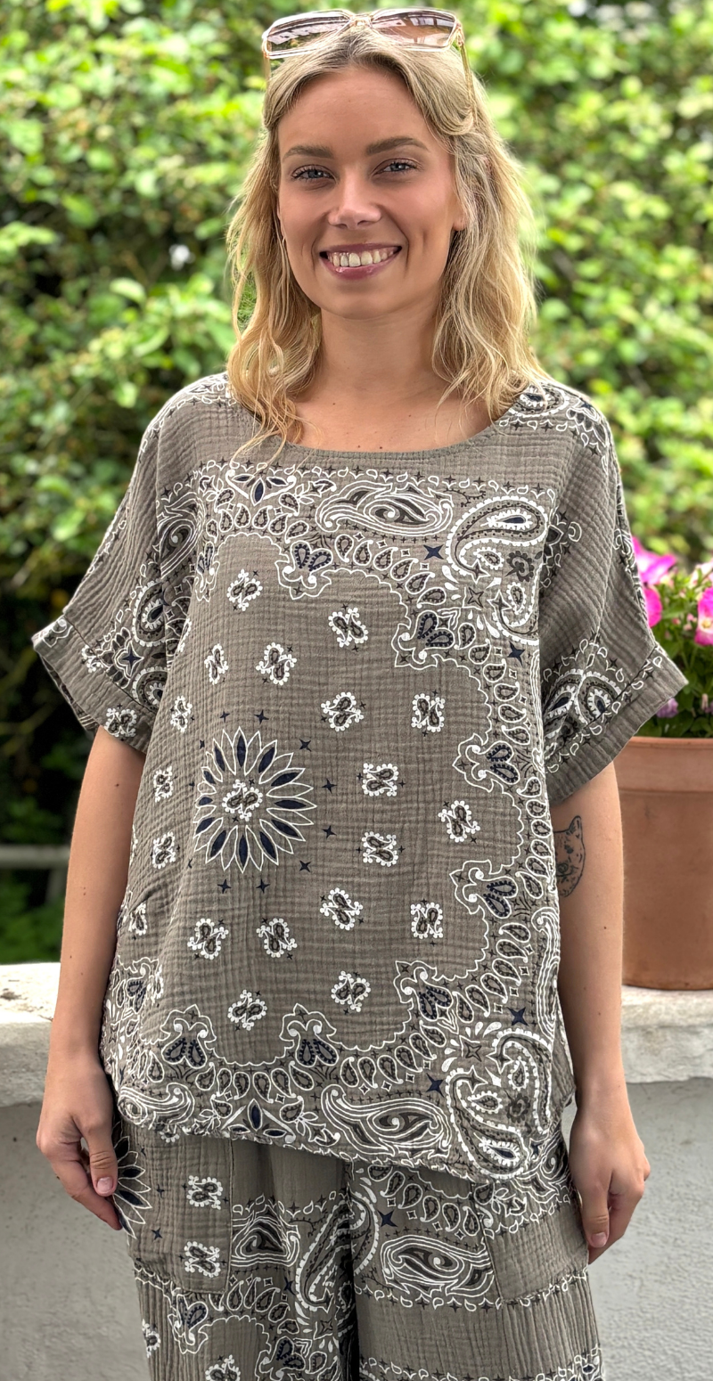 Bree sæt med bukser og bluse i musselin med paisley print fango LikeLondon