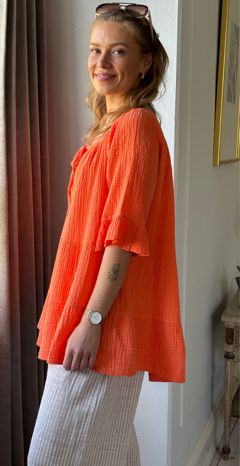 Marilyn bluse med bred halsudskæring og bindebånd orange LikeLondon