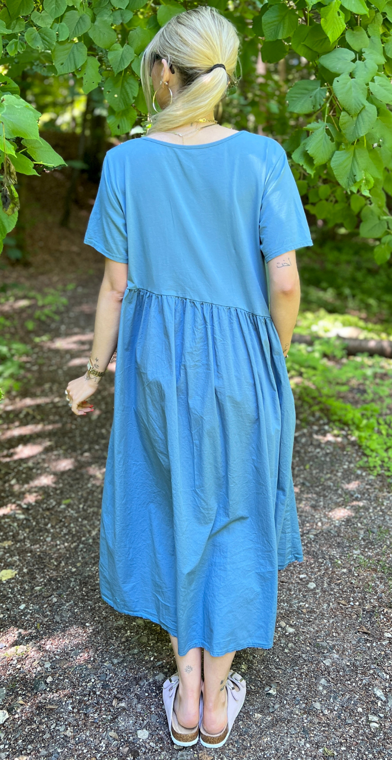 Lola lang kjole med hæklet lomme denim LikeLondon