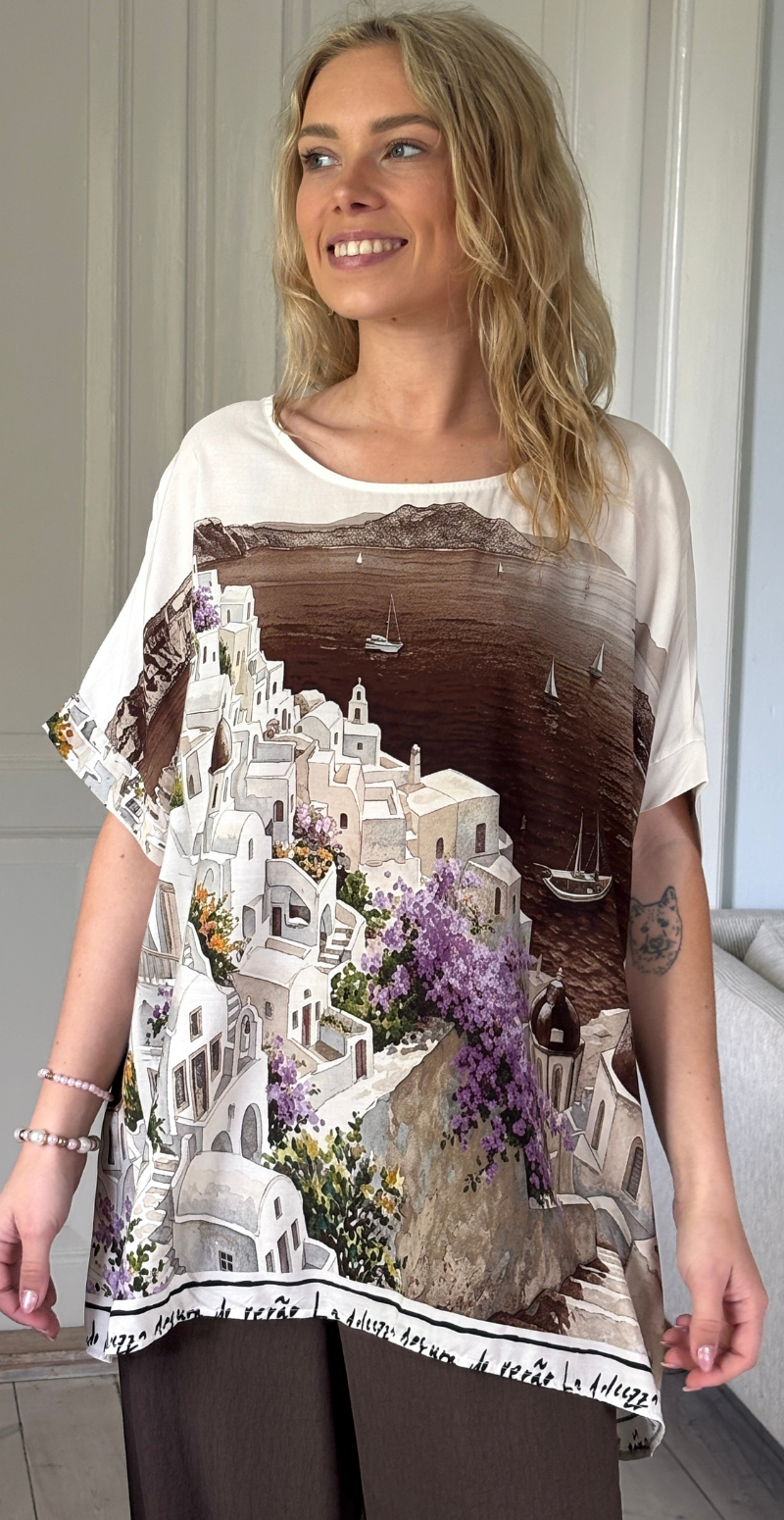 Brianna bluse med kort ærme og print af huse brun LikeLondon