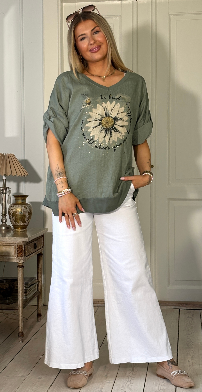 Isola bluse med korte ærmer og marguerit blomst khaki LikeLondon