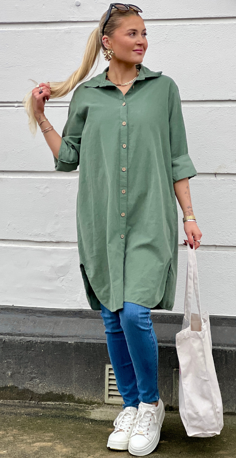 Forudbestil uge 6 Danica fløjls kjole-tunika med knapstolpe light militare LikeLondon